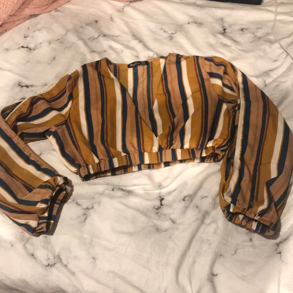 V-neck crop top with open sleeves